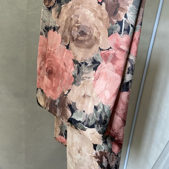 Beautiful custom lined drapes. Non smoking home. Sold as a pair. - Picture 4 of 6